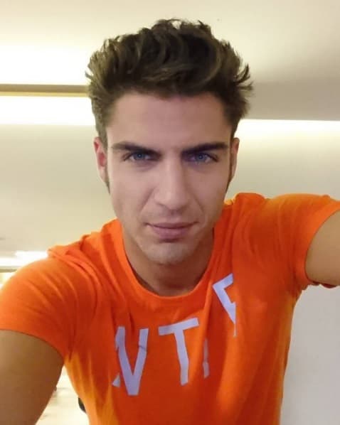 El guapo actor y modelo español que interpreta a Roberto Marañón en ‘La Embajada’ conquista y enamora a sus fanáticas con las sexys y atrevidas fotos que comparte en su cuenta de Instagram ¿Te lo vas a perder?