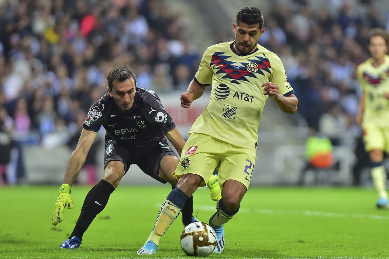 ¡Otra vez Barovero! El portero argentino achica su área y salva a su equipo.