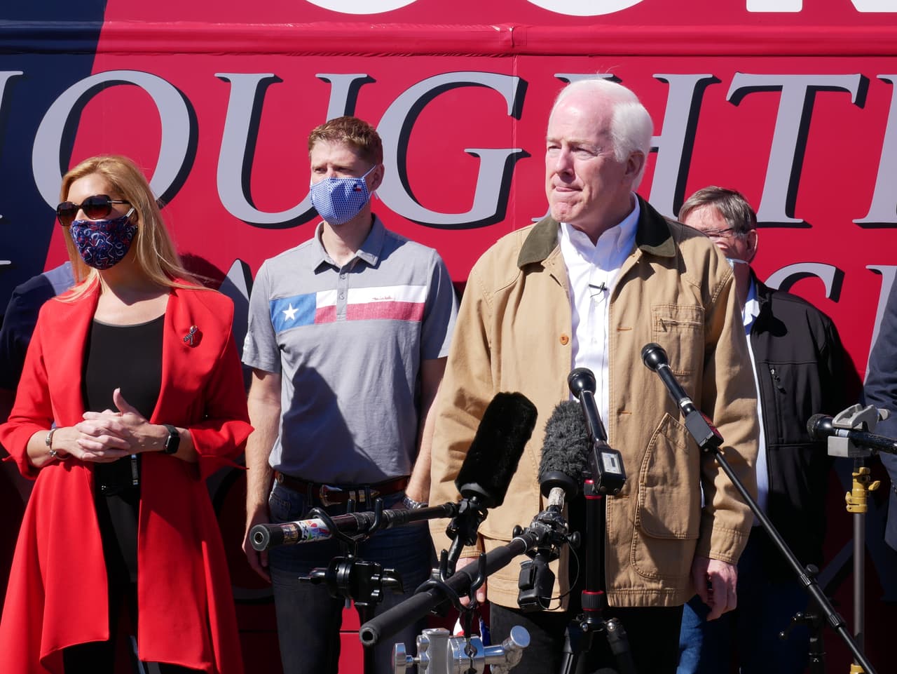 Durante su gira en autobús Cornyn enfatizó que representa los valores de los tejanos.
<br>