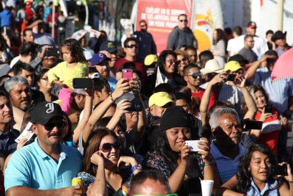 “ Los Canarios de Michoacán” pusieron a bailar a cientos de Arizoneneses en los Latin Grammy Street Parties en Phoenix, quienes no pudieron resistirse al carismático grupo de música regional mexicana, su sonido único del arpa y a sus conocidos sencillos. 