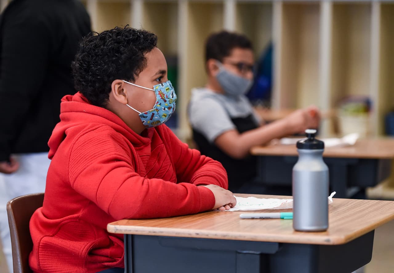 Nueva Jersey exigirá cubrebocas a estudiantes y maestros sin importar si están vacunados o no: Murphy