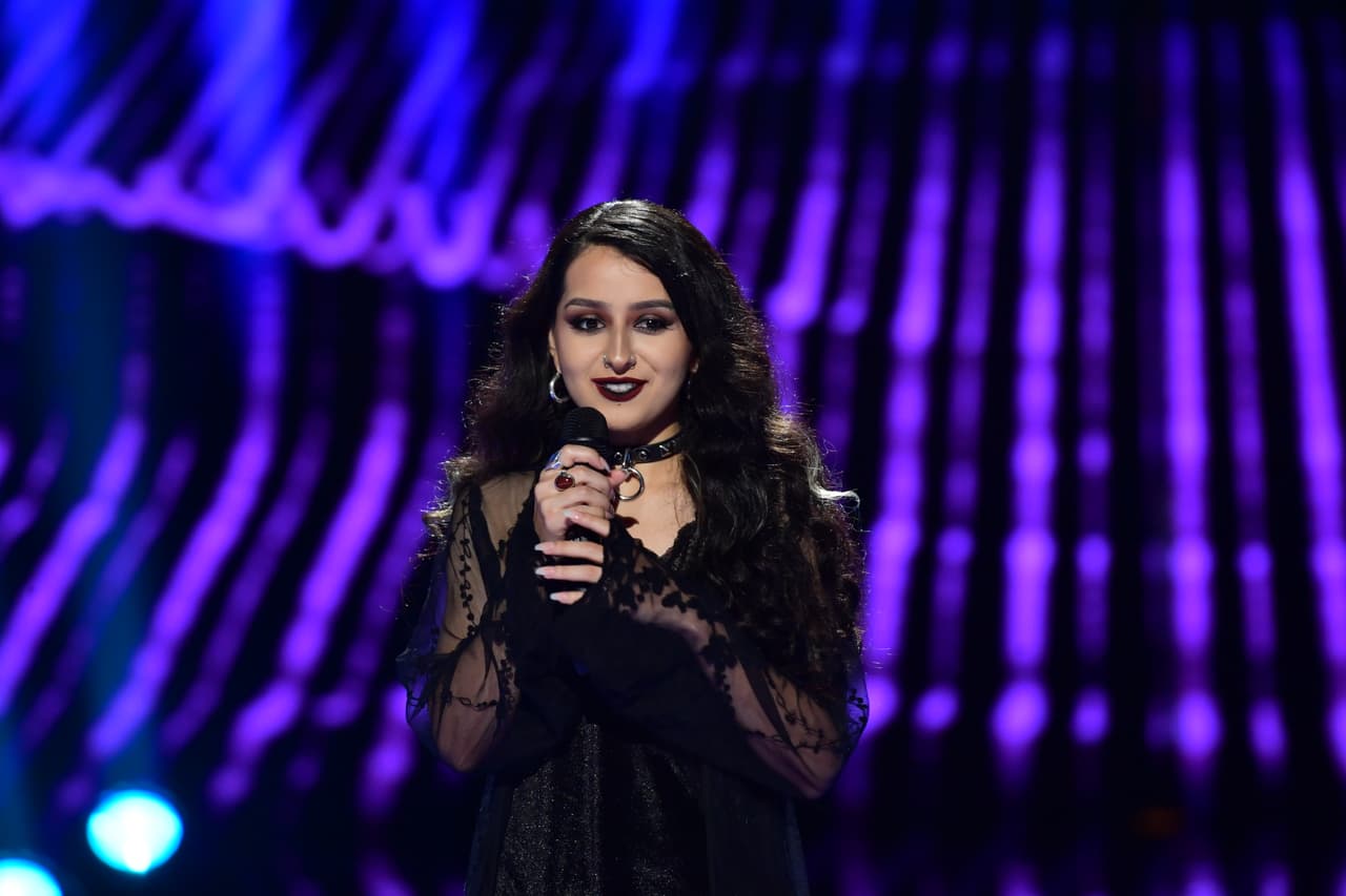 El look de Italia llamó sobre todo la atención de Joss Favela, quien le preguntó de dónde venía la idea de llegar vestida así a las audiciones de Reina de la Canción, no sin antes apuntar: "Está muy bonito, pero no te imagino en Chihuahua paseándote así por las calles".