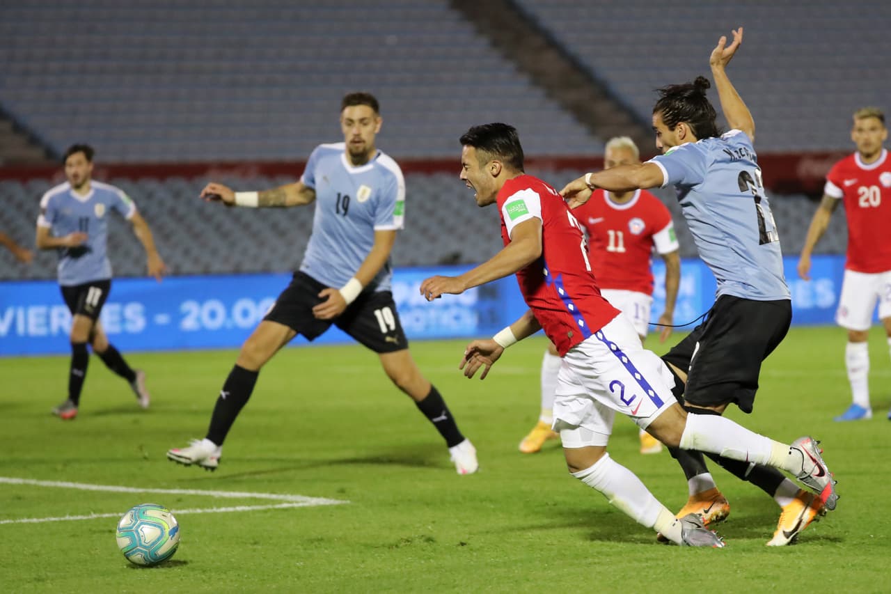 Chile pide la pena máxima, pero el árbitro marca saque de meta para Uruguay.