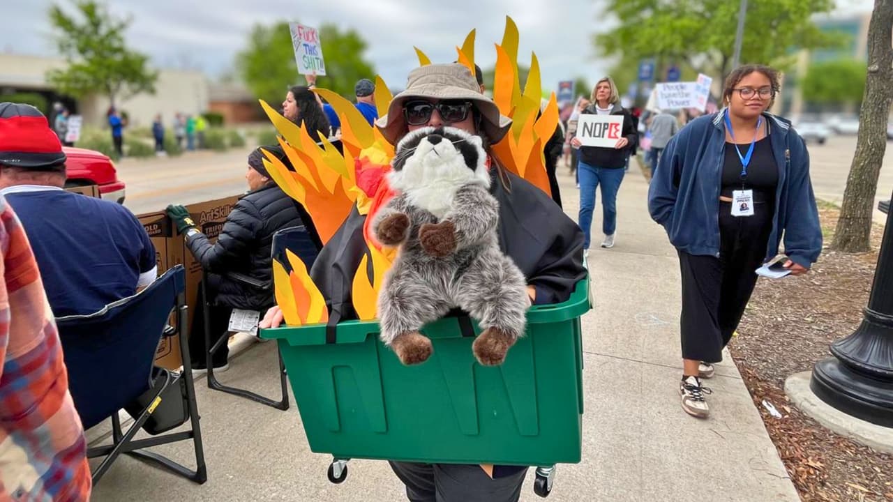 <h3 class="cms-H3-H3">Tráfico y seguridad durante las protestas No Kings</h3> Autoridades locales 
<b>advirtieron sobre posibles cierres parciales de calles,</b> especialmente en Fort Worth y en zonas cercanas al centro de Dallas. 
<br>También se esperaba 
<b>mayor tráfico durante el día por la concentración de personas</b> en puntos clave del Metroplex. 
<br>Hasta el mediodía, 
<b>no se han reportado incidentes relacionados con estas protestas </b>en el norte de Texas.