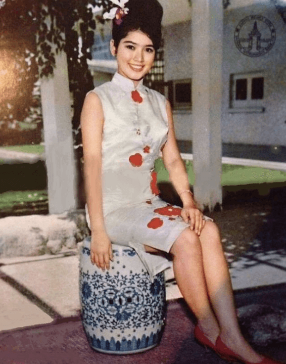 En 1964 la joven era tan sólo una estudiante que concursó en Miss Tailandia y salió victoriosa, tras lo cual participó en la competencia internacional.