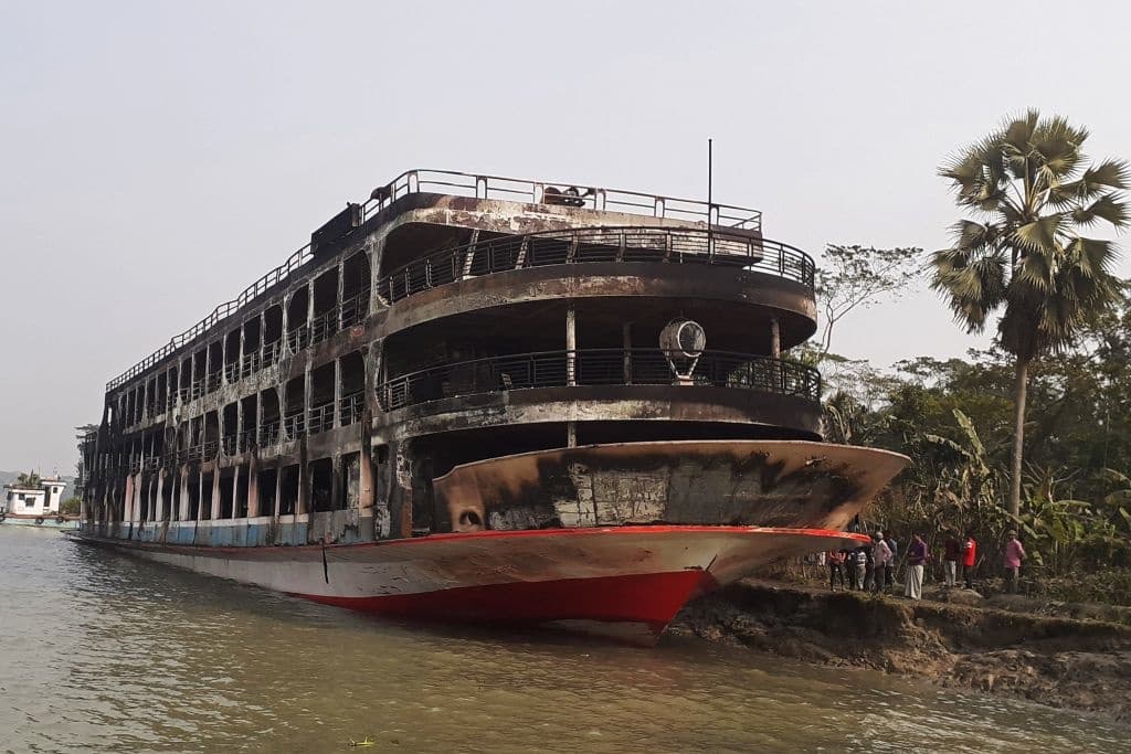 Al menos 37 personas murieron, quemadas o ahogadas, y un centenar resultaron heridas el viernes cuando un ferry con cientos de pasajeros se incendió en el sur de Bangladés, indicó la policía, un accidente muy frecuente en este país. En la imagen, el ferry quemado tras el incendio.