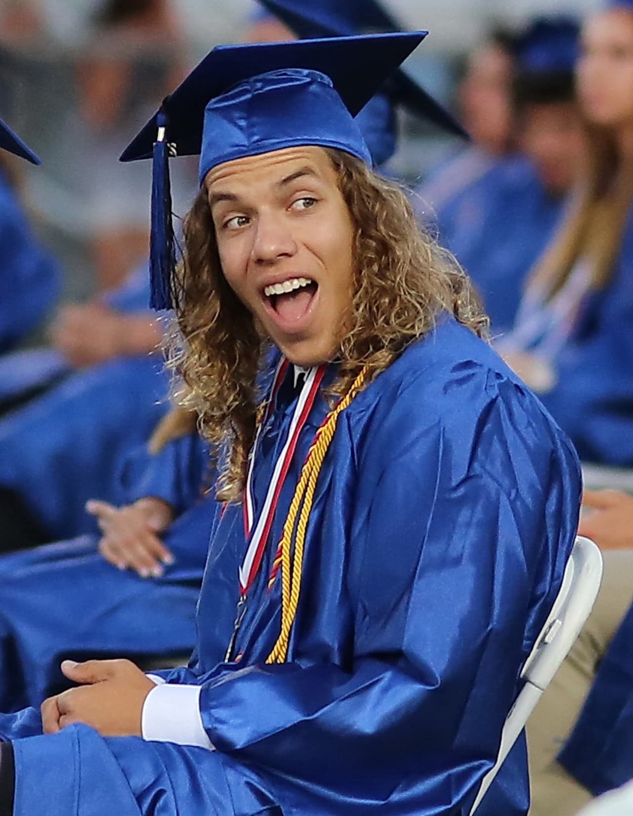 Mientras tanto, su mamá Mildred estaba feliz en las gradas.