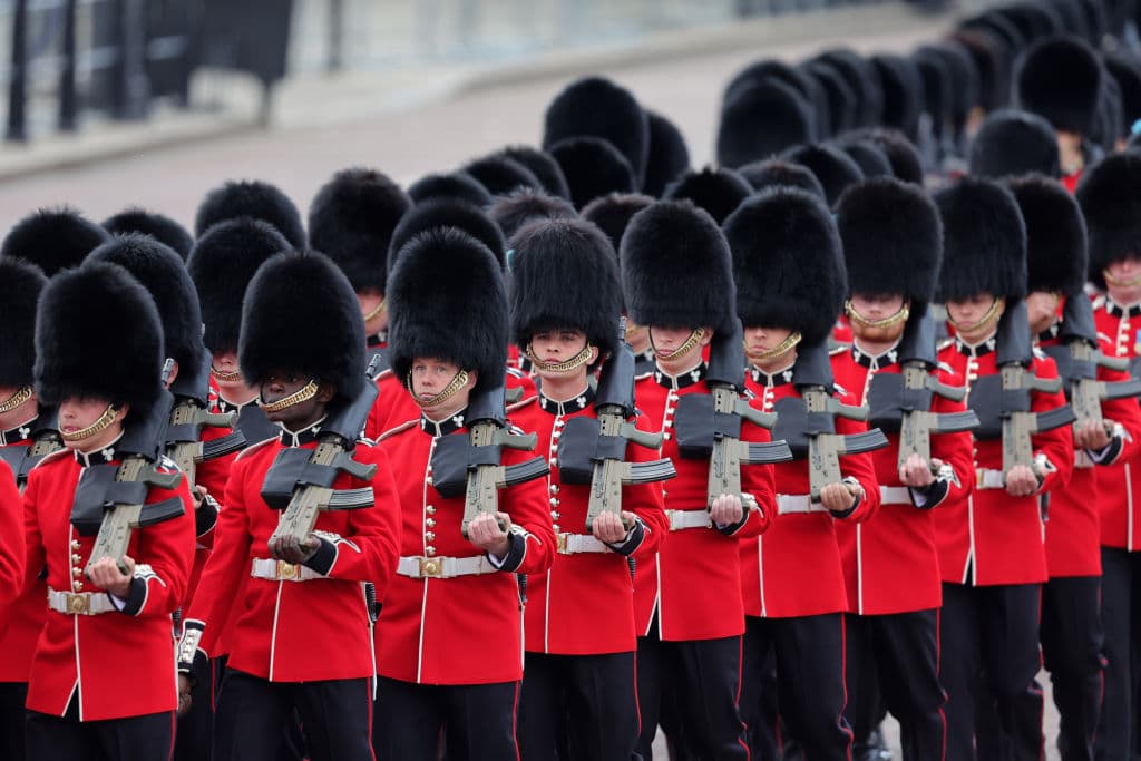 Se trata de una colorida parada militar que se realiza cada año en Londres y cuyo origen se remonta al reinado de Carlos II (1660-1685).