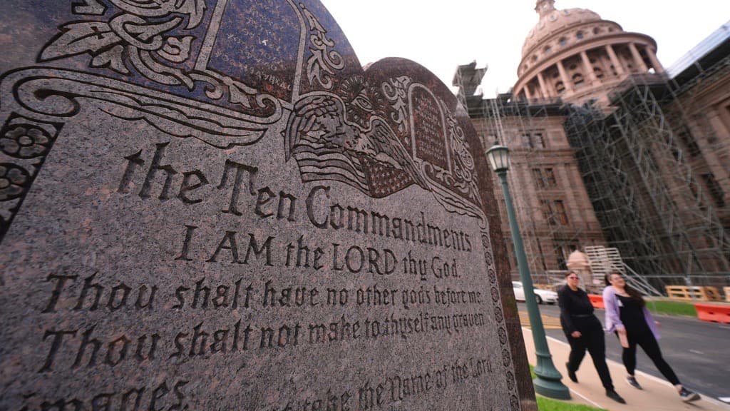 Juez bloquea ley de Texas que exige exhibir los Diez Mandamientos en aulas de las escuelas públicas