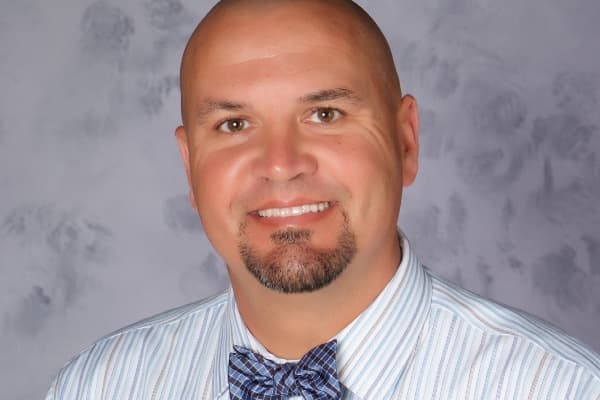 Director escolar herido en accidente presenta signos de mejoría