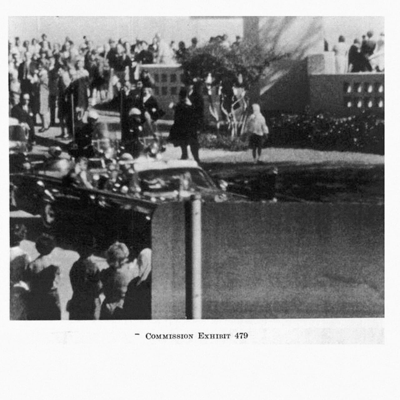Esta imagen corresponde a la película tomada por Abraham Zapruder, un camarógrafo aficionado que quiso grabar el paseo del presidente por Dallas y captó su asesinato. Los pocos segundos de esta filmación fueron claves en la investigación y una de las evidencias más importantes utilizadas por la comisión Warren.
