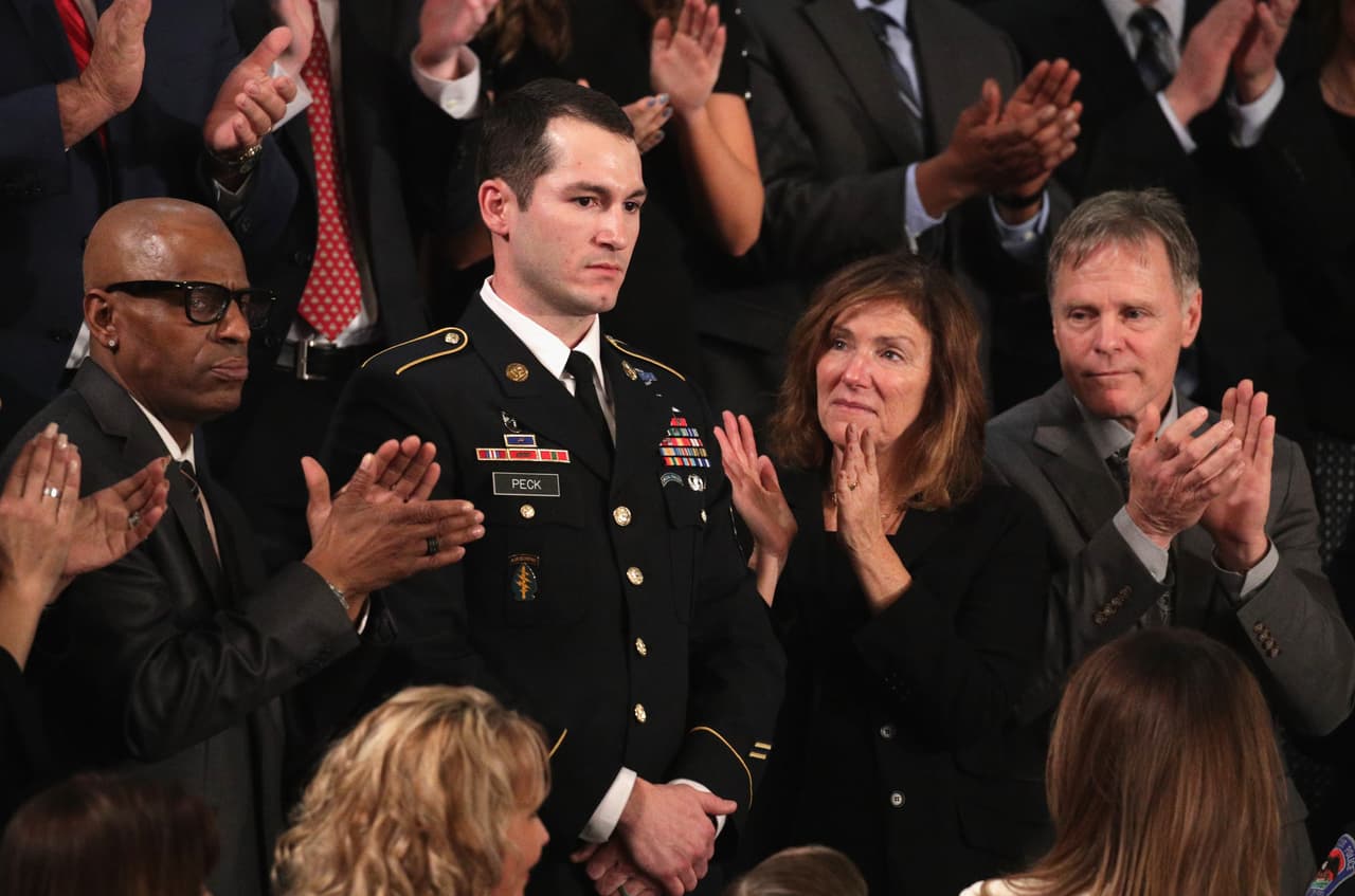 El sargento del ejército Justin Peck, reconocido durante el discurso del Estado de la Unión.