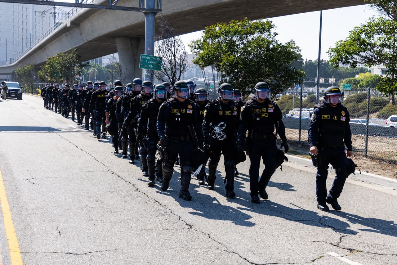 El fiscal federal Bill Essayli anunció que revisan videos, fotografías y grabaciones de cámaras corporales para identificar a otros involucrados en actos violentos durante las protestas.