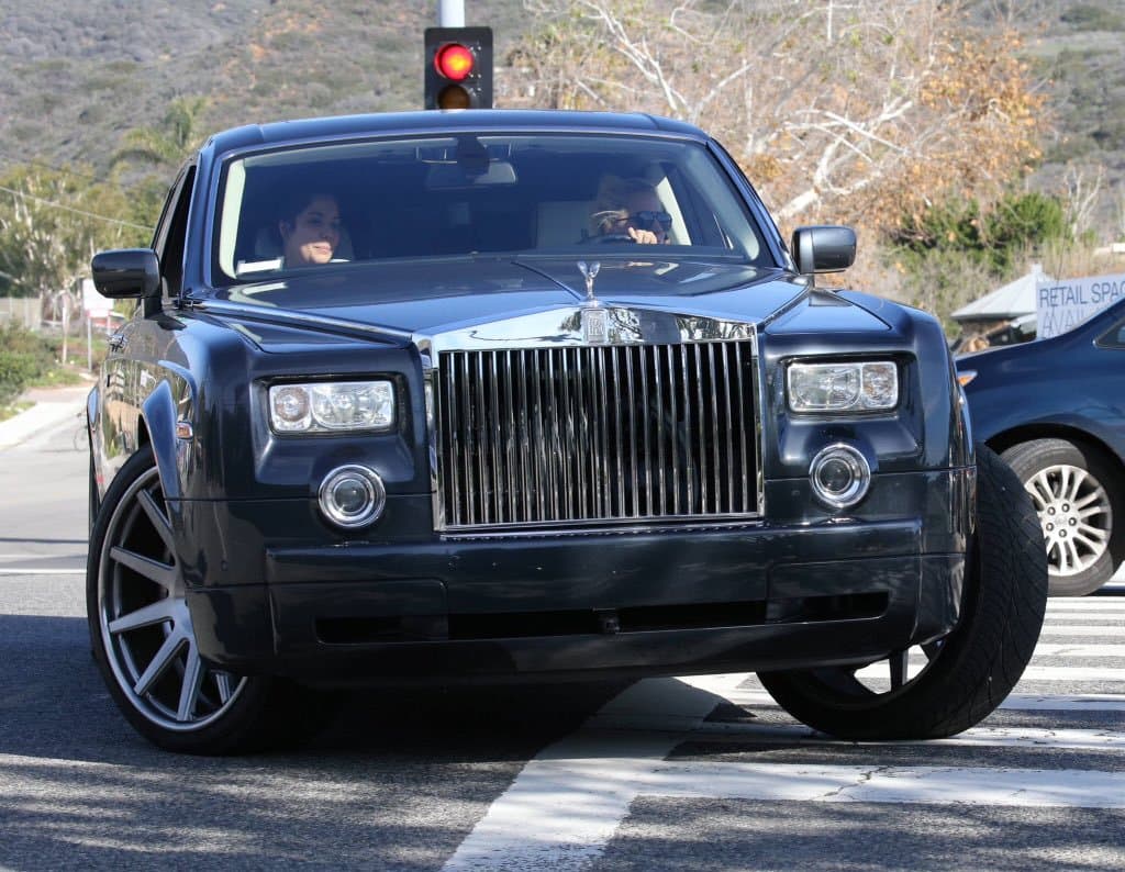 <b>Lady Gaga</b> tiene debilidad por los autos y así lo demostró cuando fue captada a principios de año yendo al supermercado a bordo de su 
<b>Rolls Royce Phantom</b>. Este auto, es fabricado prácticamente a mano por la casa británica, posee un motor V12 de más de 500 caballos de potencia.