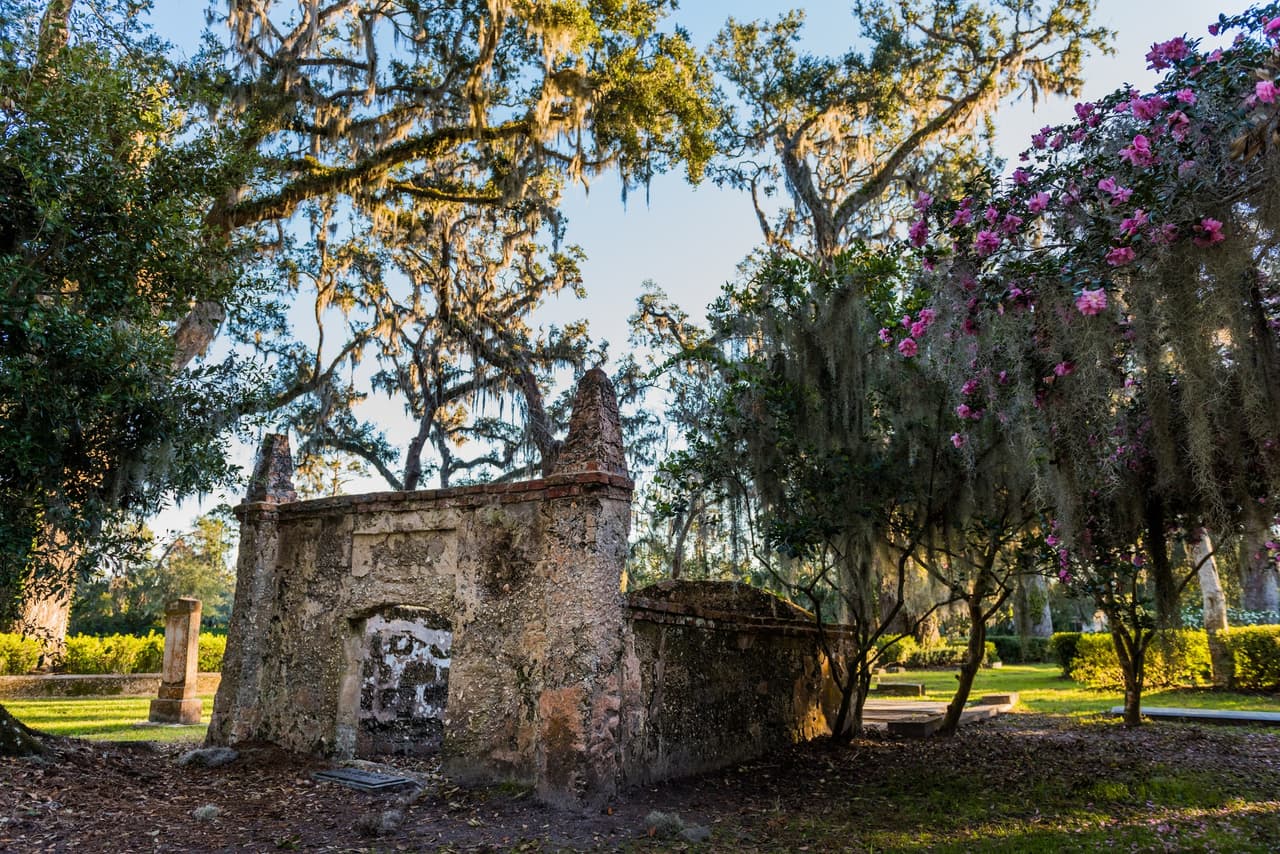 <b>St. Simons Island</b>
<br>
<b>Sitio web</b>: 
<a href="https://www.goldenisles.com/islands-towns/st-simons-island">https://www.goldenisles.com/islands-towns/st-simons-island</a> 
<br>
<b><a href="https://maps.app.goo.gl/r43TyrXAWBjpi4R58">Cómo llegar</a> </b>
<br>
<br>La costa de Georgia también tiene su cuota de historias de fantasmas. Mary the Wanderer es el fantasma de una mujer que perdió a su amor en el mar y se quitó la vida. En el cementerio de Christ Church se han visto luces parpadeantes que se dice pertenecen a un hombre visitando a su esposa. En la zona encontrarás tours para explorar estas historias y más.