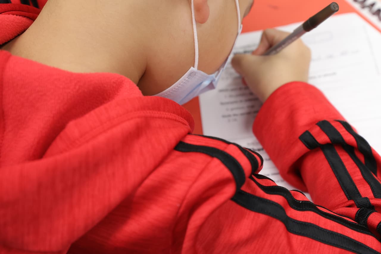 De acuerdo con varios informes, al menos 14,000 estudiantes y maestros de Nueva York dieron positivo a covid-19 desde el inicio de las vacaciones de invierno el 23 de diciembre.
<br>