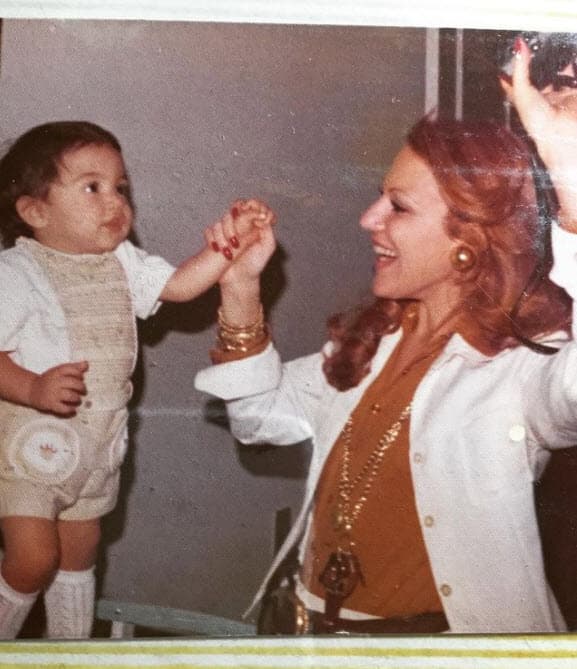 Los padres de Jaime Camil se divorciaron cuando el actor tenía 5 años. “Vino el divorcio y mi mamá y yo tuvimos que mudarnos a un departamento a Polanco (en la Ciudad de México). Mi mamá echándole todas las ganas del mundo, 
<a href="https://www.youtube.com/watch?v=pamdw5oS7s0" target="_blank">tratando de darme lo mejor que podía, dentro de las limitantes de no tener un papá en casa</a>, de las limitantes económicas", recordó el protagonista de Por Ella Soy Eva durante una entrevista que concedió al programa Hoy en agosto pasado.
<br>