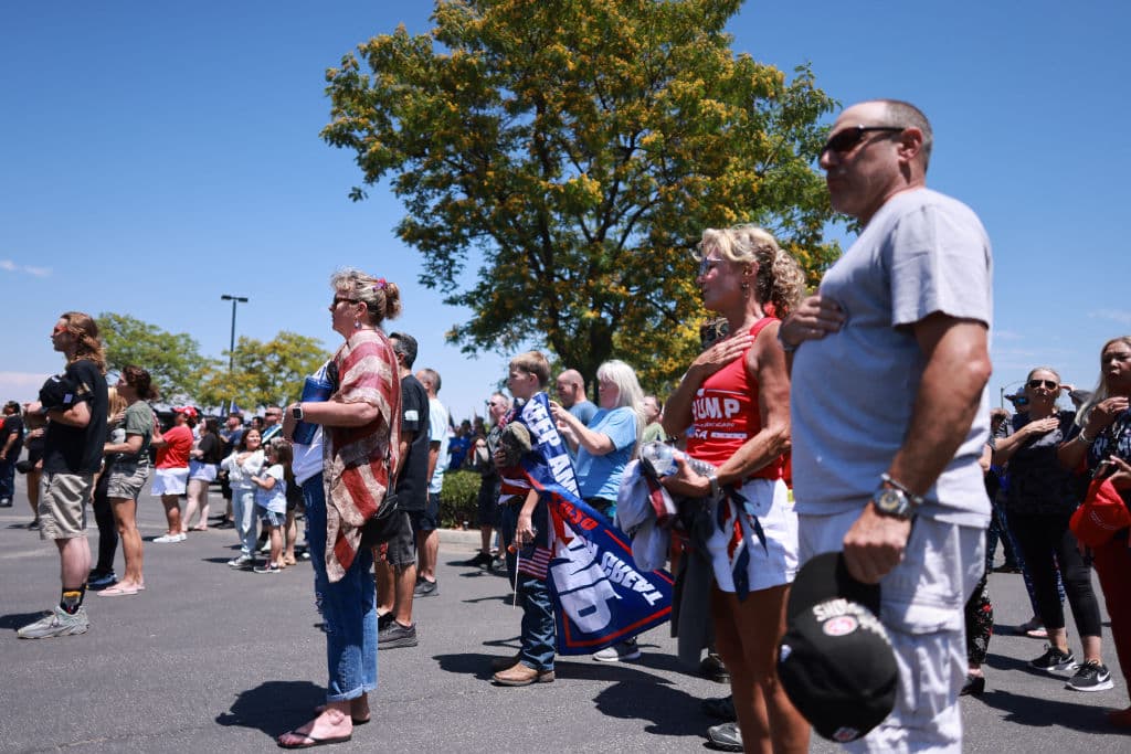Los asistentes al evento en el estacionamiento de un centro comercial en Simi Valley también recitaron juntos, a viva voz, el 
<b><a href="https://www.univision.com/local/los-angeles-kmex/regresa-a-tu-pais-el-regano-de-un-maestro-a-una-alumna-hispana-por-no-ponerse-de-pie-en-el-juramento-a-la-bandera" target="_blank">Juramento a la bandera ('Pledge of Allegiance')</a></b>.
