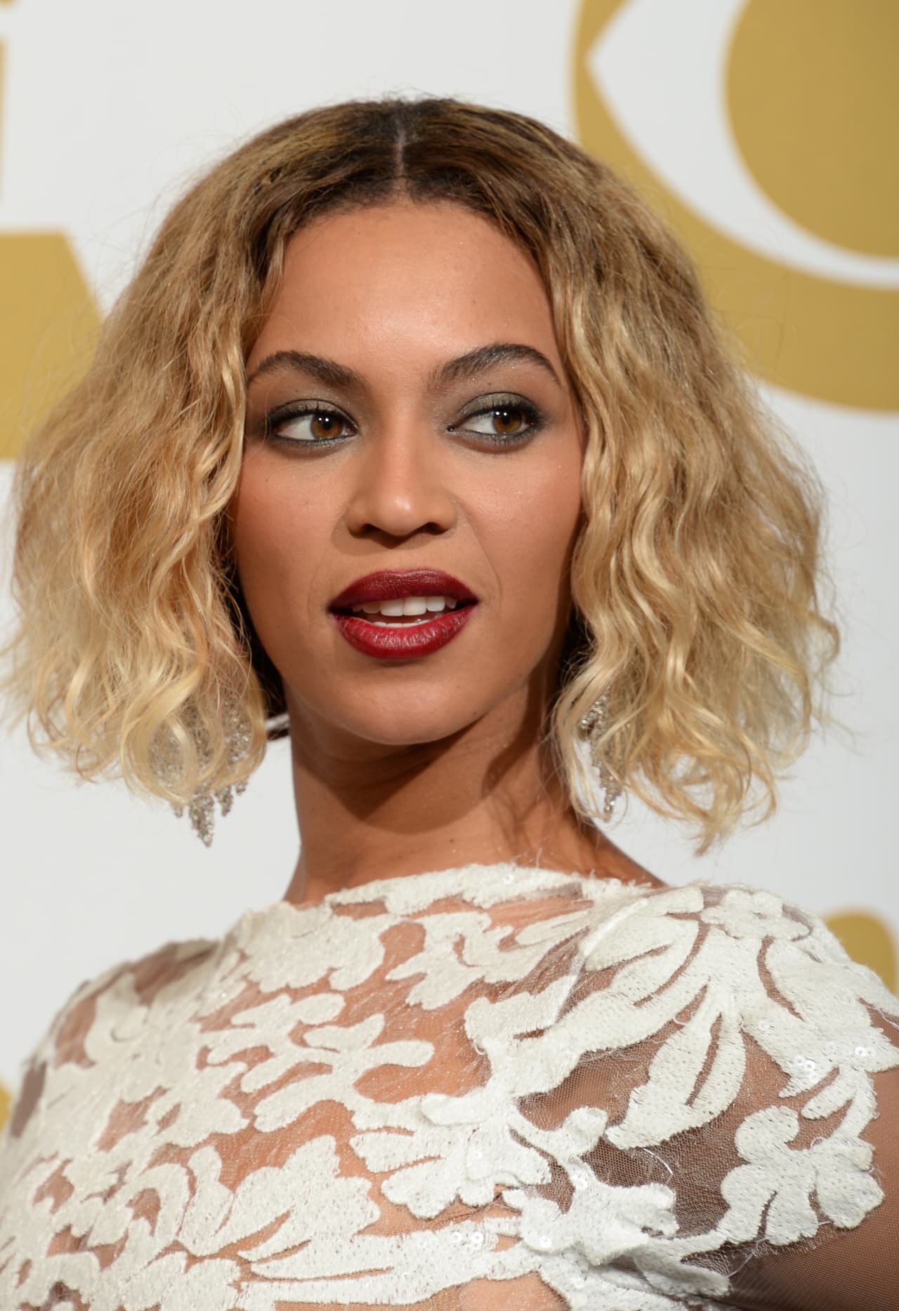 Gracias al maquillaje siempre consigue hacer que su mirada cobre fuerza.