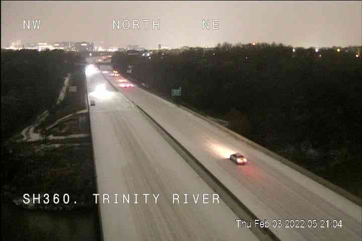 El puente sobre la carretera 360 y el Río Trinity luce completamente cubierto de hielo.
<br>