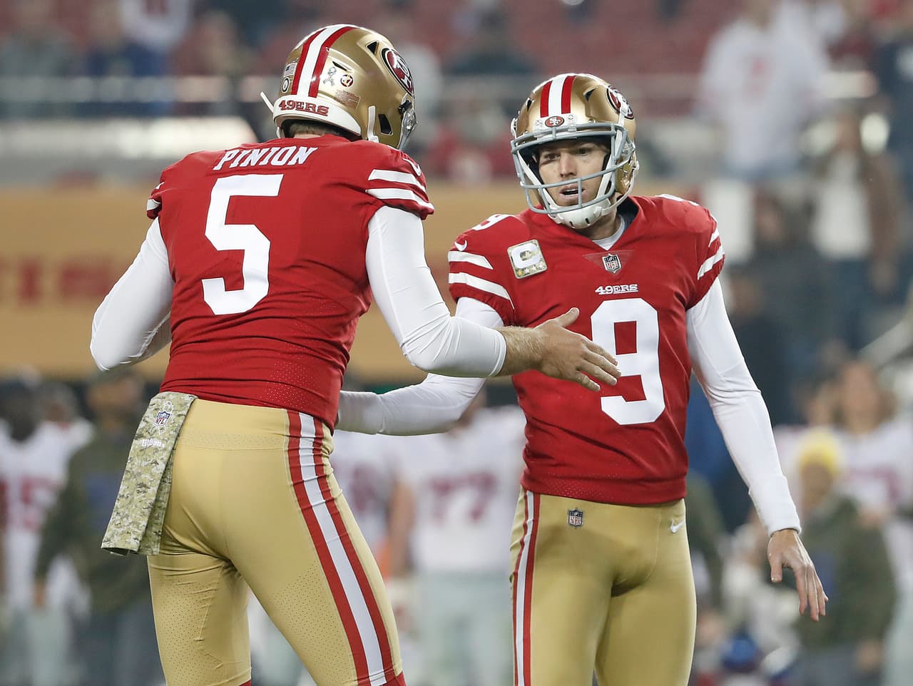 Por los 49ers Robbie Gould pateó tres goles de campo. El primero de 53 yardas para poner arriba 3-0 a San Francisco, y los otros dos de 36 y 30 yardas respectivamente.