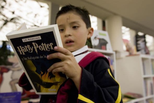 Más de 400 millones de copias de sus libros se han vendido desde que Rowling, una madre soltera que sobrevivía gracias a los subsidios estatales, publicó la primera entrega en 1997, "Harry Potter y la Piedra Filosofal", según la agencia AFP.