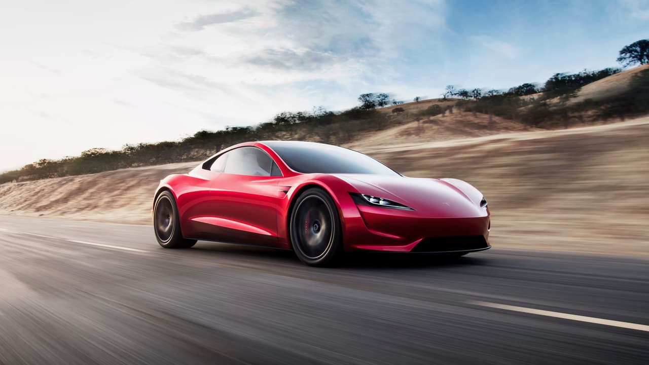 Tesla dice que la velocidad máxima del Roadster es la nada despreciable -aunque aún difusa- cifra de 
<i>más de</i> 250 millas por hora. Aunque algunos de sus competidores, que duplican y triplican su precio, no aceleran tan rápido como el Tesla Roadster podrían lograr velocidades mayores, lo que en un mundo regulado por leyes de tránsito que usualmente incluyen límites de velocidad, no es tan importante fuera de una pista de carreras. Habrá que esperar que Tesla aclare cuanto más rápido de 250 millas por hora el Roadster realmente es, pero aún con solo 250 millas por hora, el Roadster es aún 
<b>más rápido que cualquier Ferrari y Lamborghini de producción</b>.