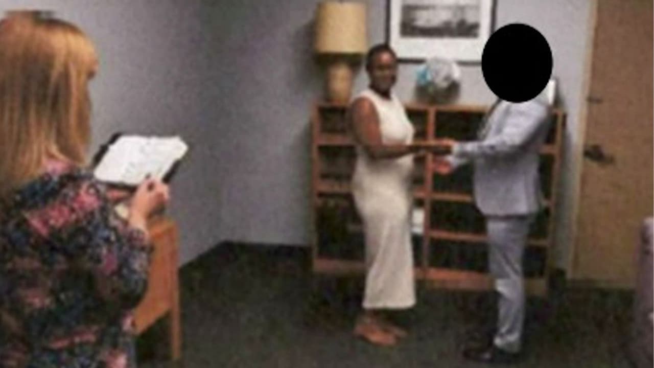 Desmantelan red de matrimonios fraudulentos: Mujer estadounidense organizaría bodas ficticias entre ciudadanos e inmigrantes