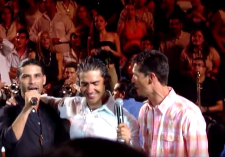 Para septiembre de 2011, en la Feria de Gómez Palacio, en el estado mexicano de Durango, Alejandro volvió a 'El rey' con Rafa, quien se encontraba entre el público junto a su compañero de la selección mexicana, Jared Borgetti. 
<br>