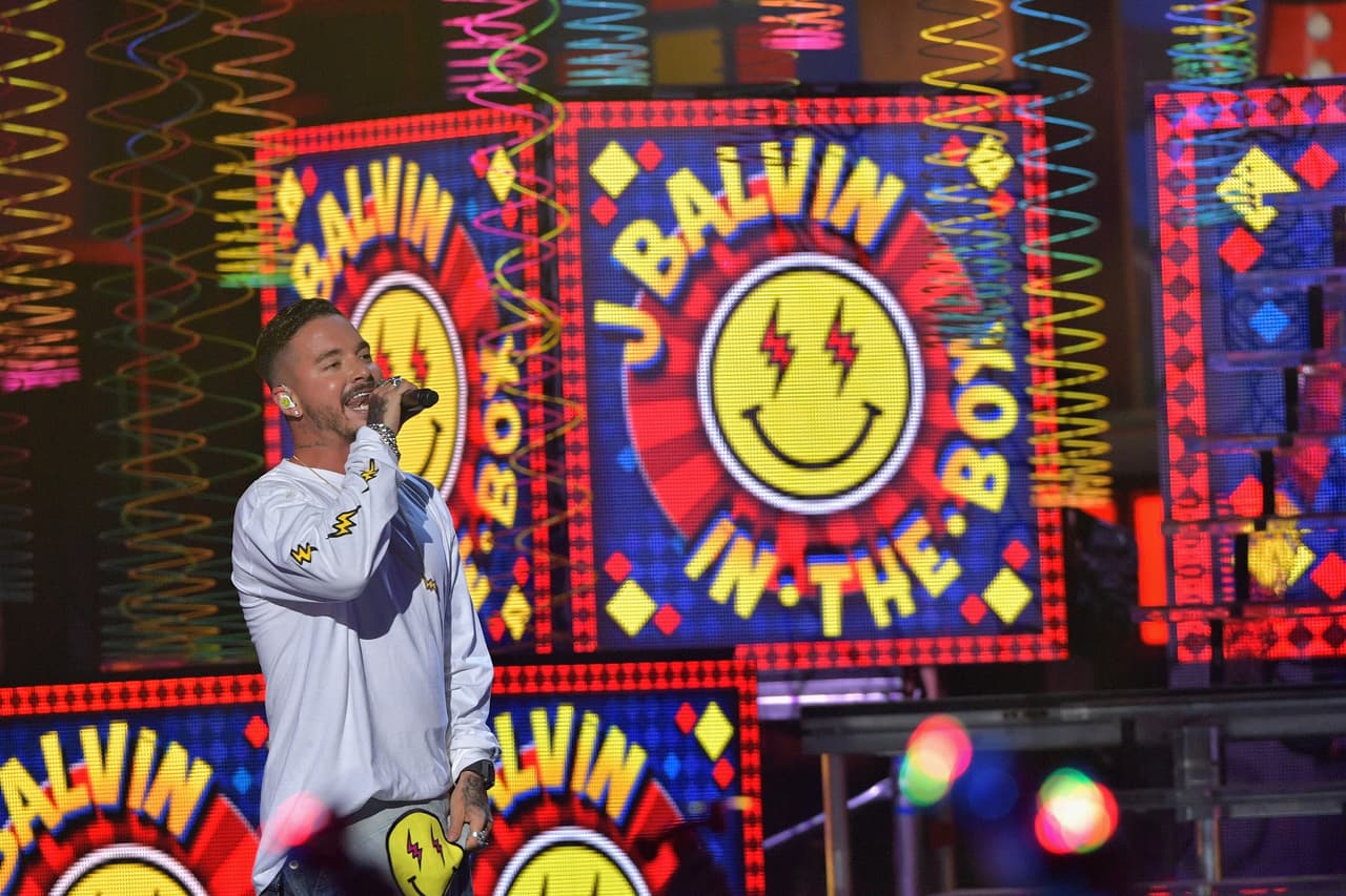 "No llores muñeca y vamos pa la discoteca" canta J Balvin. Además el colombiano ganó en la categoría de "Fan Army" de los PJ.