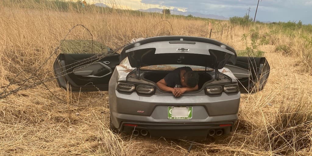 El inmigrante mexicano estaba escondido en el maletero del vehículo.