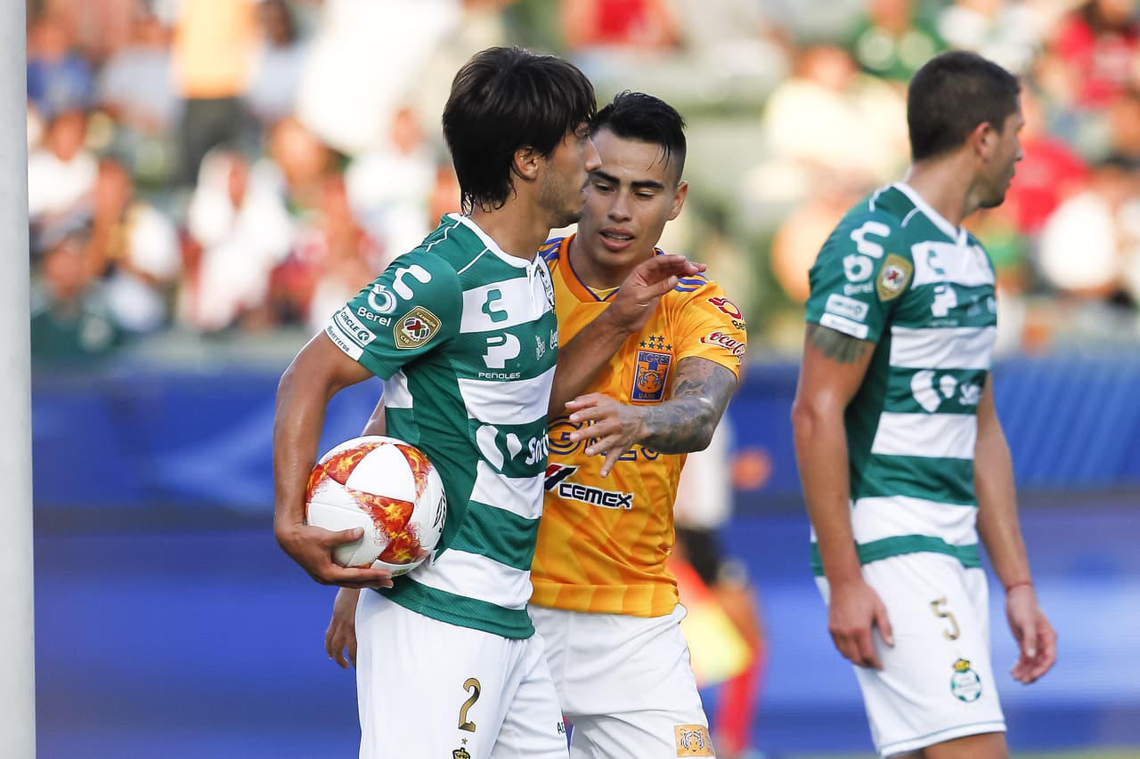 Zelarayán cerró la pinza y anotó el 3-0 provocando la furia de José Abella quien no quería soltar la pelota.