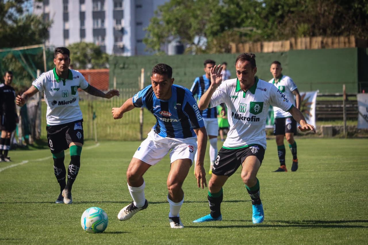 Juega como defensa central, mide 1.83m.