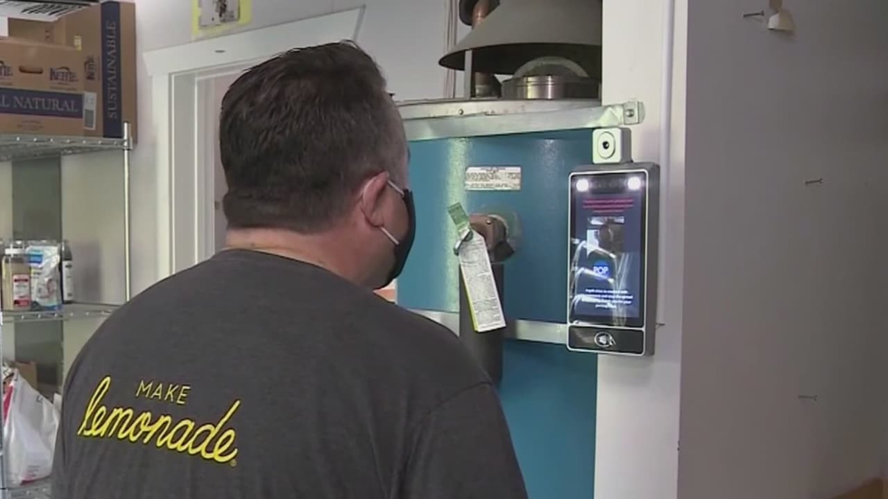 Crean dispositivo que toma la temperatura a las personas antes de entrar a un negocio o escuela