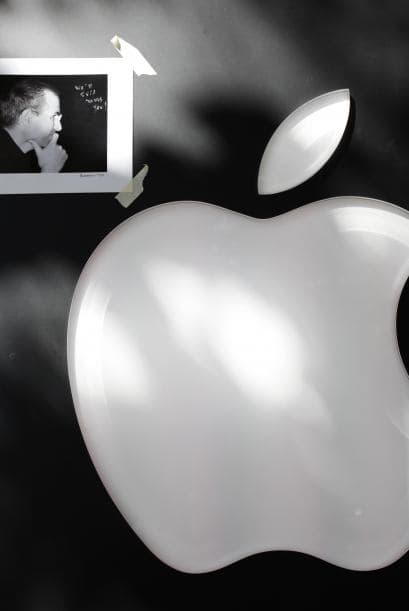 Bajo el mando de Steve Jobs, Apple nunca repartió su liquidez entre los accionistas por entender que no favorecía a incrementar el valor de la empresa. Otra evidencia del cambio durante el año sin Steve Jobs es que Apple ha generado mucha más información por sus finanzas y sus juicios de patentes que por su innovación tecnológica.