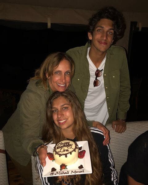 Más tarde se fueron a festejar a un restaurante donde le llevaron pastel y todos le cantaron Happy Birthday.