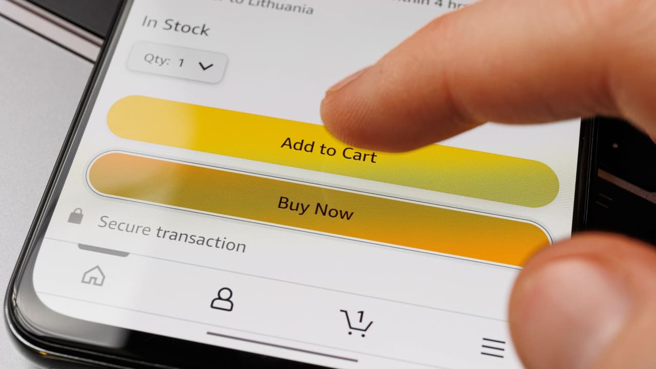 <h3 class="cms-H3-H3">Por qué el aviso menciona al gobierno de Trump </h3>Muchos clientes notaron un mensaje que dice: “Usted recibe este monto porque es elegible para recibir un pago 
<b>bajo un acuerdo alcanzado por la FTC del presidente Trump con Amazon.com Inc.</b>”
<br>La frase generó confusión porque 
<b>la demanda formal se presentó en 2023, cuando Joe Biden ya era presidente</b>. 
<br>El motivo es que los expedientes y líneas de investigación de 
<b>la agencia pueden comenzar en una administración y concluir en otra.</b> 
<br>El lenguaje del aviso refleja ese historial institucional, 
<b>no una negociación reciente entre la FTC y el presidente.</b> 
<br>El acuerdo aprobado en 2025 recoge ese recorrido previo y 
<b>establece los pagos que ahora se están distribuyendo.</b>