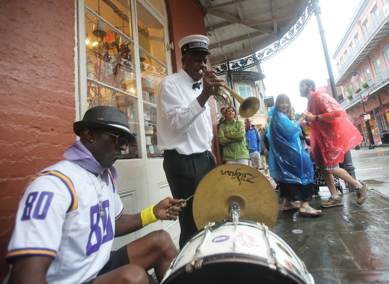 Algunos turistas bailan mientras hay música en las calles de French Quarter, uno de los principales atractivos en Nueva Orleans.