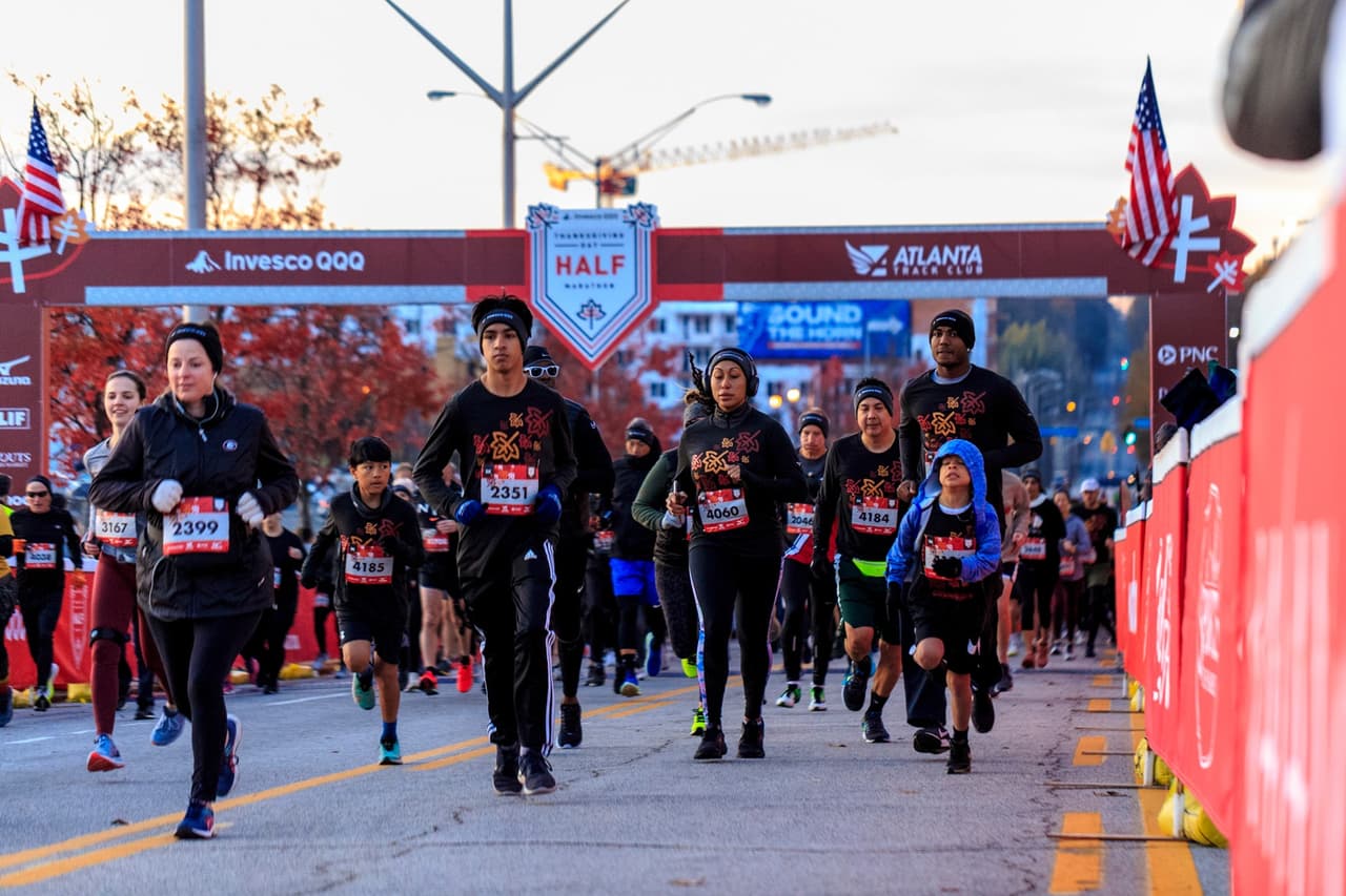 <b><a href="https://www.atlantatrackclub.org/2022-invesco-qqq-thanksgiving-day-half-marathon-5k-mile-dash">2022 Invesco QQQ Thanksgiving Day Half Marathon (24 de noviembre)</a></b>. Los corredores y caminantes comenzarán su carrera bajo los icónicos anillos olímpicos de Atlanta y luego se quedarán para una celebración posterior a la carrera.