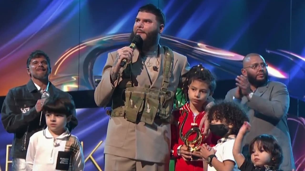 “La transición de su vida”: Farruko conmueve con su poderoso mensaje en Premio Lo Nuestro
