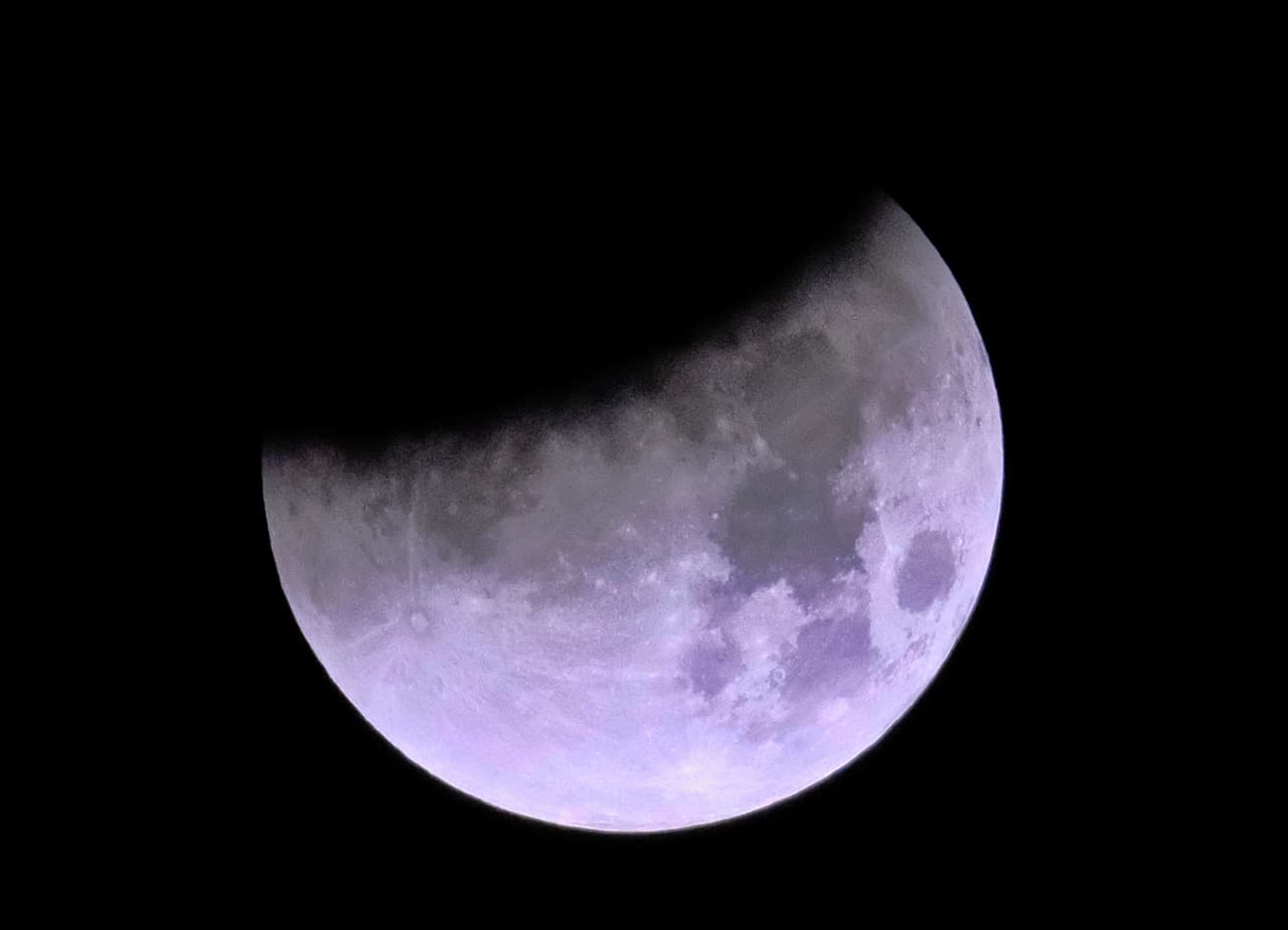 El comienzo del fenómeno desde Los Ángeles, California. El eclipse lunar pudo ser visto desde el oeste de América del Norte, Asia oriental, Australia y sobre el Pacífico.