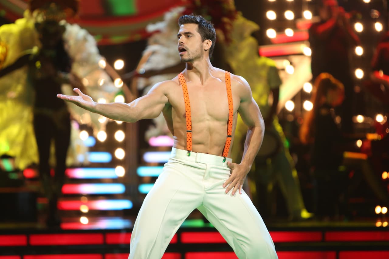 Con el torso desnudo y unos pantalones blancos con tirantes, el actor cubano fue uno de los que más brillaron durante la noche.