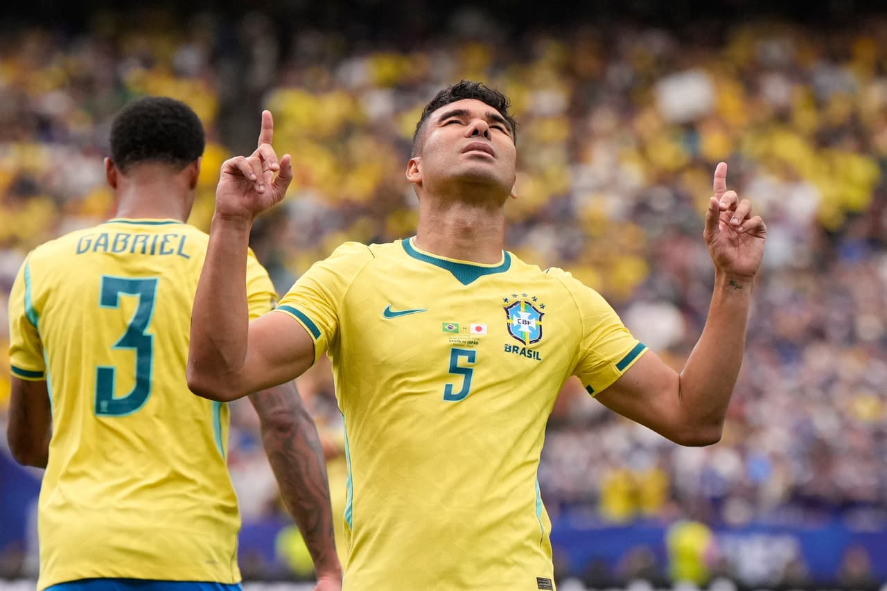 Casemiro (5), de Brasil, celebra tras marcar el primer gol de su equipo durante el partido de dieciseisavos de final del Mundial entre Brasil y Japón en Houston, el lunes 29 de junio de 2026.)