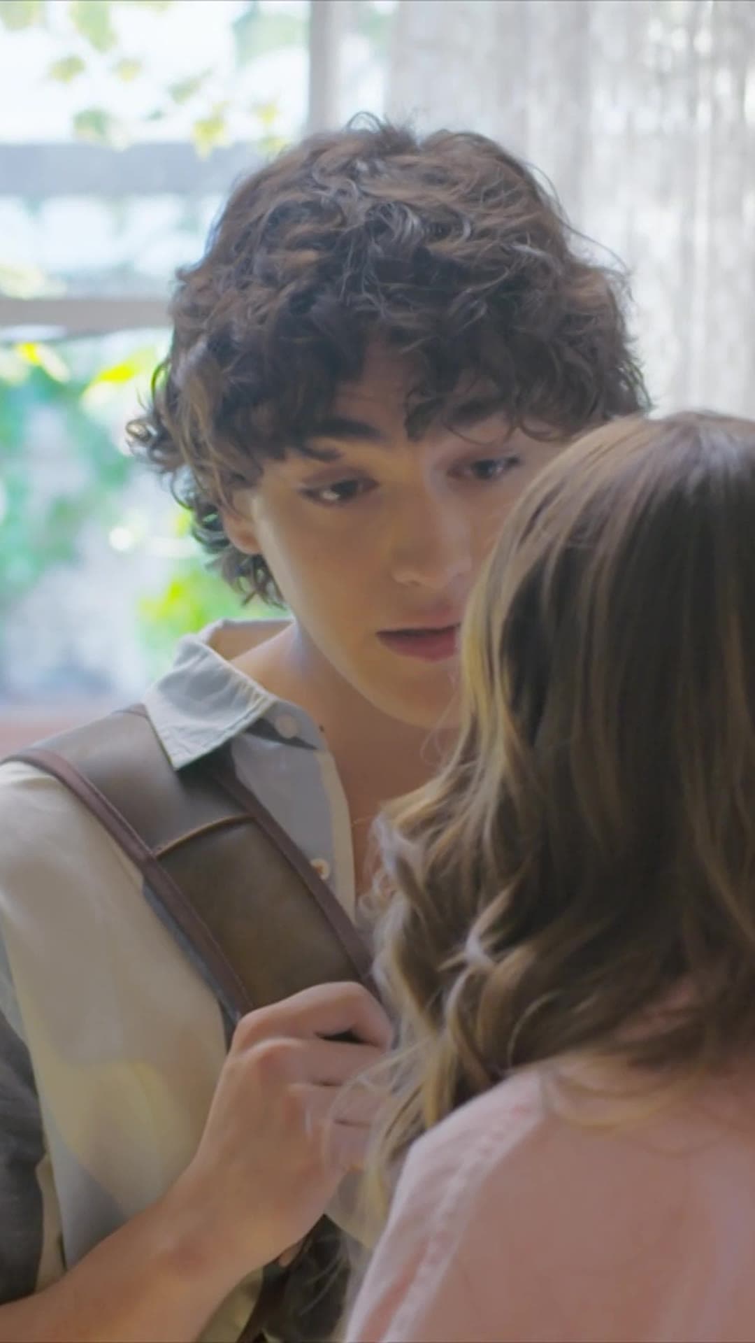 Adrián se enoja con Alexandra por ser amiga de Daniel