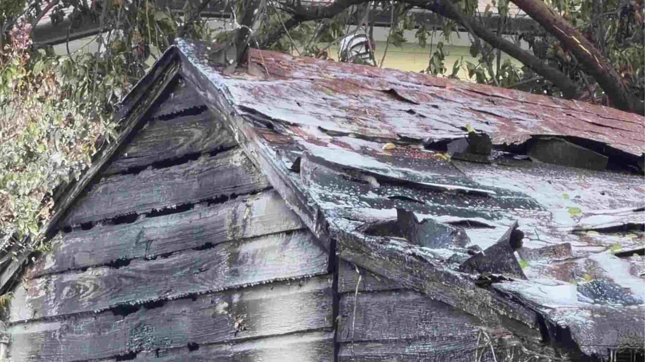 Incendio consume por completo una vivienda abandonada en San Antonio y amenaza casas vecinas