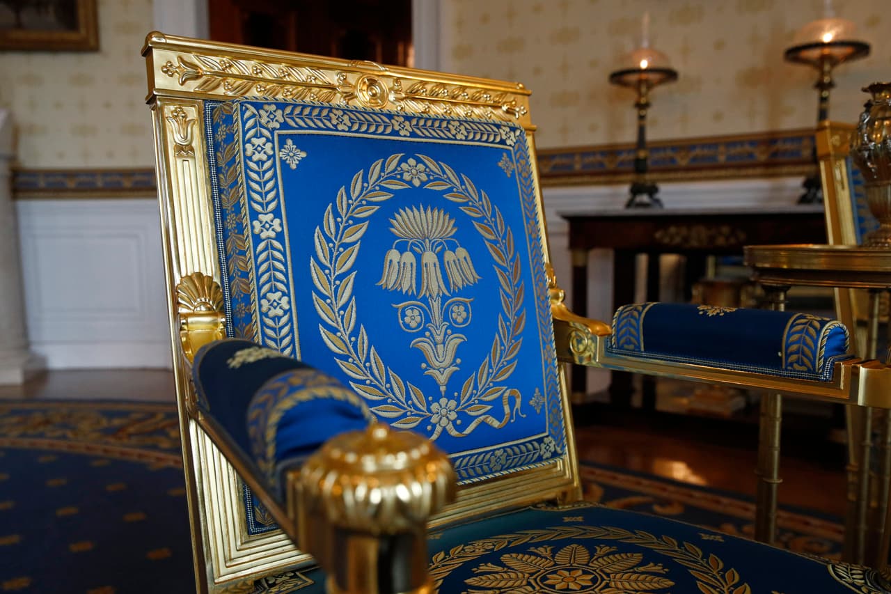 Los muebles han adornado la Sala Azul en la Casa Blanca durante décadas. El valor de este mobiliario es también histórico y por ello se ha restaurado. Esta foto tomada el 17 de septiembre de 2019 muestra el detalle de una de las sillas restauradas en la Sala Azul de la Casa Blanca.