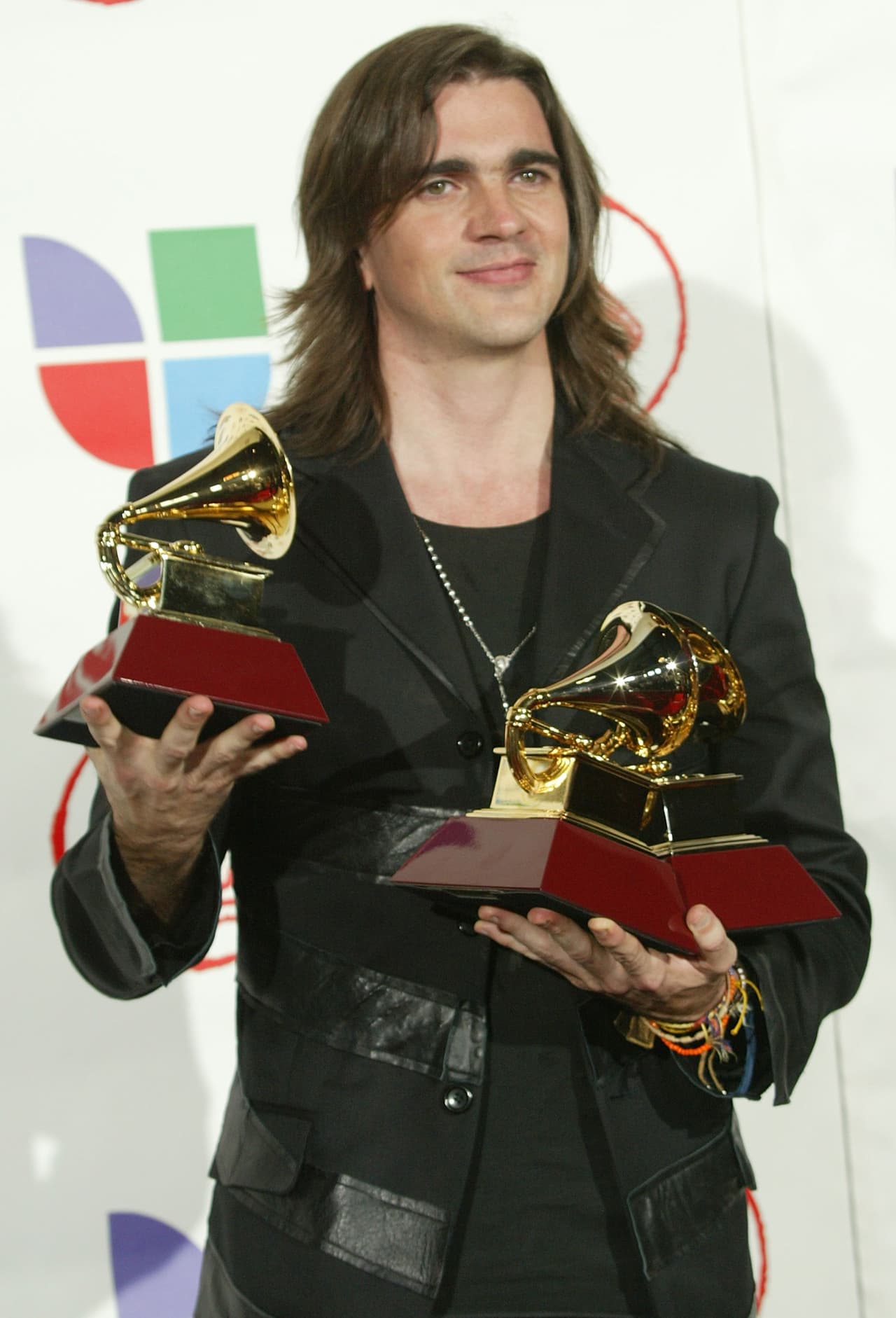 Tuvieron que pasar dos años para que Juanes volviera a subir al escenario de Latin GRAMMY a recibir un premio. En 2005 el artista colombiano logró quedarse con tres galardones: Mejor Video - ‘Volverte a ver’, Mejor Canción de Rock - ‘Nada valgo sin tu amor’, Mejor Álbum de Rock - ‘Mi sangre’. Su melena era más larga, pero su estilo seguía siendo el mismo.
