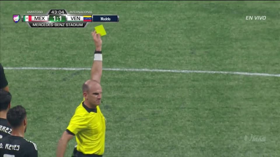 Tarjeta amarilla. El árbitro amonesta a Tomás Rincón de Venezuela