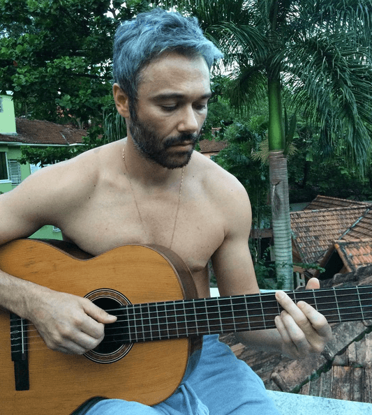 Su padre era violinista y le heredó el gusto por la música. Desde muy pequeño comenzó sus estudios, primero lo hizo en la escuela música y después incursionó en la actuación.