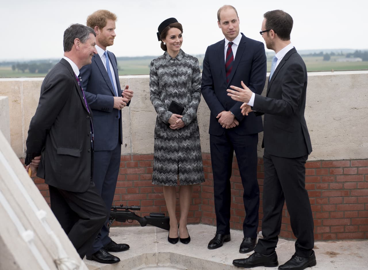 Missoni, la marca italiana famosa por sus tejidos, fue la encargada de vestir de manera conservadora a la Duquesa en su viaje por Francia junto al Príncipe Guillermo y el Príncipe Harry.